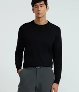 Suéter negro de viscosa con cuello redondo y mangas largas. Corte regular.