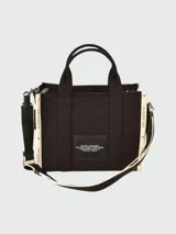 Bolso tote de tela color beige con estampado del logo de la marca en negro. Tiene doble asa de mano y correa de hombro extraíble y ajustable en color negro.