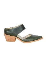 Zueco de cuero verde oliva con punta fina, tira ancha sobre el empeine y taco bajo de madera.