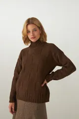 Sweater marrón de tejido de punto industrial con cuello alto.