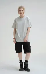 Remera gris de manga corta, cuello redondo y calce regular con recorte en espalda, realizada en algodón premium muy suave al tacto.