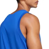 Musculosa deportiva Adidas color azul brillante, con cuello redondo y sisas amplias. Presenta el logo Badge of Sport de Adidas en color negro en el pecho.