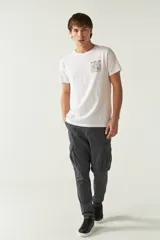 Pantalón cargo gris para hombre, de corte regular, con bolsillos laterales y traseros con solapa, pasacinto y logo metálico. Confeccionado en algodón y spandex.