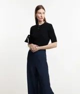 Pantalón wide leg de sastrería color azul marino, con bolsillos delanteros incorporados.