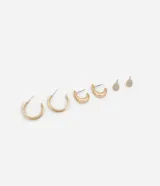 Set de tres pares de aros dorados: dos pares de aros tipo argolla de diferentes tamaños y un par de aros tipo botón con superficie texturizada.