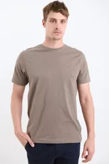 Remera manga corta color verde con logo pequeño en el pecho.