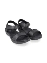 Sandalias blancas con detalles en gris, con ajuste de velcro en el tobillo y suela anatómica.