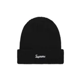 Gorro de lana negro con logo bordado de Supreme en el frente.