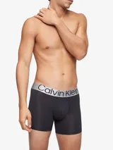 Pack de 3 boxer brief en color negro con cinturilla metálica distintiva de Calvin Klein, confeccionados con fibras recicladas.