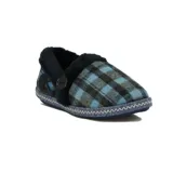 Pantuflas cerradas de tela a cuadros azul y negro, con interior de piel sintética azul marino y botón decorativo.