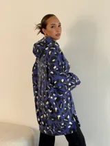 Canguro oversize con capucha, de tela suave con estampado animal print en tonos azul, negro y blanco.