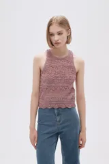 Musculosa de tejido crochet color beige con cuello redondo y sisas con terminación acanalada.