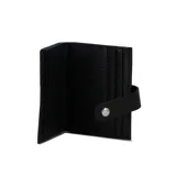 Billetera monedero de cuero negro con broche metálico y logo grabado en la esquina inferior izquierda.
