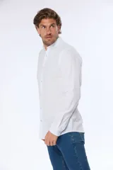 Camisa blanca de lino a rayas celestes, de manga larga, cuello mao y corte slim fit.