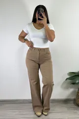 Pantalón de jean color camel, de corte wide leg.