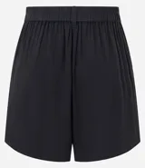 Short de corte alfaiatado color negro, confeccionado en viscosa twill.