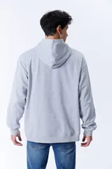 Canguro deportivo gris melange de corte oversize con capucha y bolsillo tipo canguro.