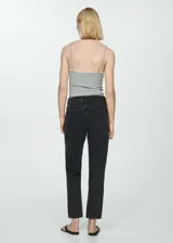 Pantalón de jean negro de corte mom fit, tiro alto, cinco bolsillos y cierre con cremallera y botón.