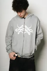 Hoodie gris con cierre, corte regular fit y estampa en el frente.