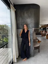 Chaleco sastrero blanco con pespuntes en contratono, escote en V y cierre frontal con botones.