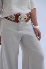 Pantalón de lino color beige, de corte palazzo y tiro alto.