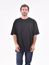 Remera negra de corte oversize y mangas cortas.