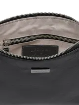 Cartera de mano Pasqualini de cuero charolado color negro con cierre superior y correa de muñeca extraíble.