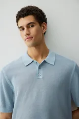 Remera polo celeste de manga corta en punto calado de mezcla de algodón con cuello y tapeta de botones.