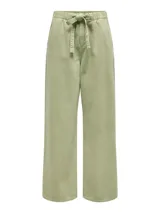 Pantalón largo verde claro de corte amplio, con cintura de tiro medio y ajuste mediante cordón.