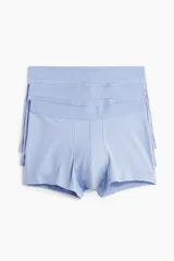 Pack de tres calzoncillos tipo trunk de algodón elástico, color celeste claro, con cintura elástica ancha y parte delantera forrada.