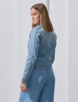 Campera de jean azul, marca Baccini, con cierre frontal, bolsillos delanteros y composición de 70% algodón, 26% poliéster, 3% rayón y 1% elastano.