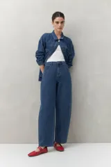 Pantalón de jean azul de corte recto, con tiro alto y bolsillos laterales.