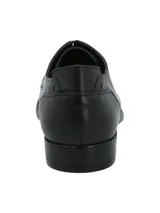 Zapato de vestir de cuero negro, con cordones y suela plana.