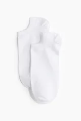Pack de siete pares de soquetes blancos de algodón con borde superior elástico.