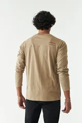 Remera manga larga gris oscuro con cuello redondo y estampado en el pecho con la frase "Lost Minds Unlimited Freedom".