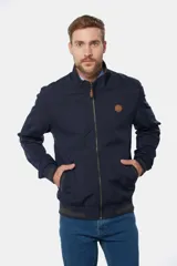 Campera azul con cierre frontal y bolsillos laterales.