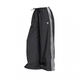 Pantalón deportivo Adidas Adicolor Firebird negro de corte ancho, con cintura elástica ajustable con cordón, logo bordado en la pierna y tres tiras blancas a lo largo de la pierna.