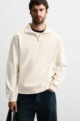 Sudadera regular fit color bordó, con cuello alto y cierre frontal de cremallera. Manga larga y acabados en rib.