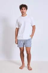 Short de baño azul marino con rayas verticales blancas, corte a la mitad del muslo y pretina elástica.