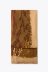Pañuelo rectangular color marrón con estampado floral en tonos rosa, amarillo y marrón. Tiene terminaciones deshilachadas.