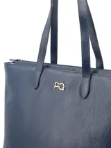 Cartera tipo shopper color negro, con textura símil cuero y logo metálico en el frente. Tiene doble asa de hombro y cierre superior con cremallera.