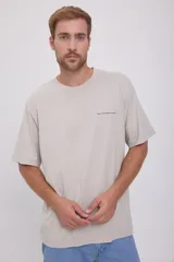 Camiseta gris claro de manga corta con cuello redondo y estampado en la espalda con un paisaje de montañas y el texto "Sierra Nevada Mountains".
