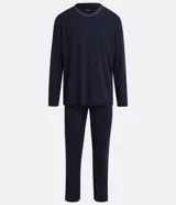 Pijama largo de poliviscose azul marino, compuesto por una remera de manga larga con cuello en V y detalle de ribete blanco, y un pantalón largo con cintura elástica.