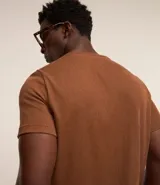 Remera blanca de media malla con cuello redondo, manga corta y textura vertical.