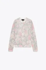 Cárdigan de punto con estampado floral en tonos rosa, gris y blanco. Tiene cuello redondo, manga larga, rib en los puños y el bajo, y cierre frontal con botones.