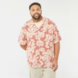 Camisa de manga corta color salmón con estampado de flores blancas, cuello americano y corte recto.