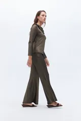 Pantalón de pierna ancha elastizado de lurex color dorado, con caderín fruncido.