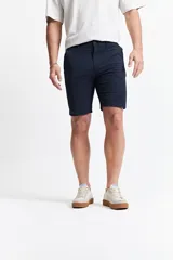 Bermuda color beige de corte chino, con presillas para cinturón y logo bordado. Confeccionada en algodón y spandex.
