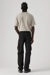 Pantalón cargo color negro con múltiples bolsillos y corte recto.