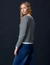 Cárdigan de punto tweed color beige, marca Ninety, con escote redondo, cierre frontal con botones metálicos dorados y bolsillos simulados.